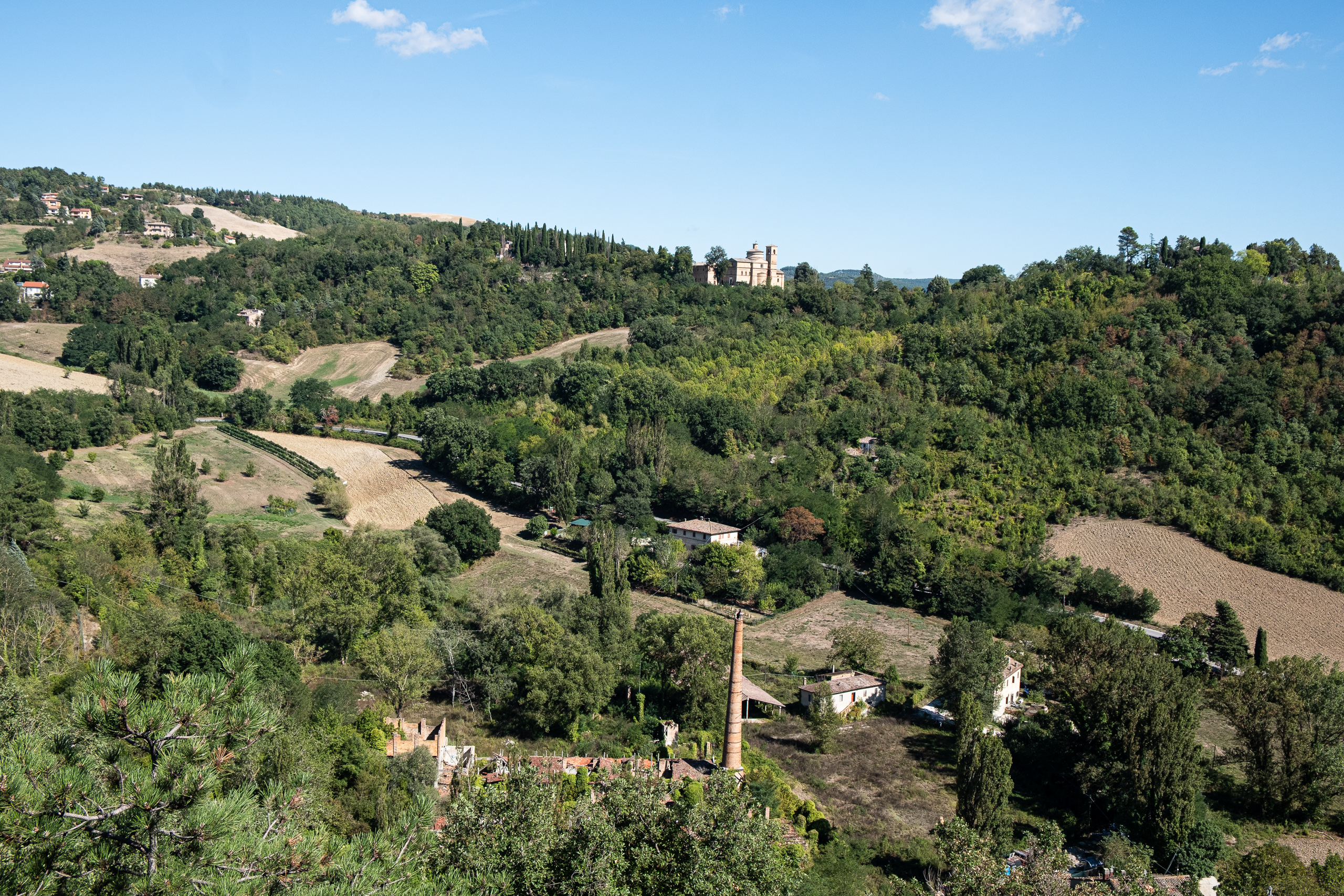 Blick ins Tal unterhalb von Urbino – Kirche am Hang